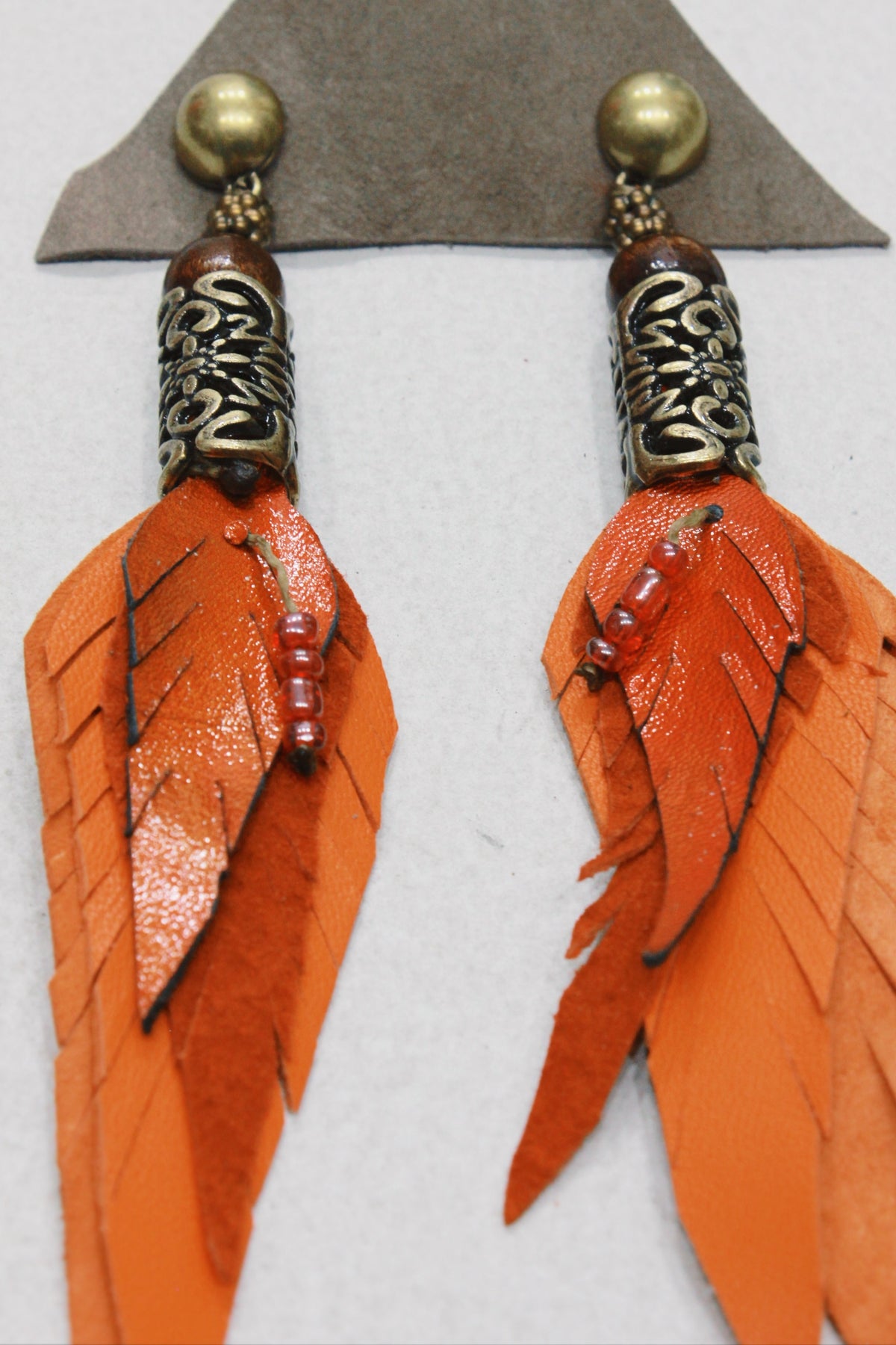 Brinco Artesanal De Couro Laranja Com Metal Trabalhado Yacamim #652