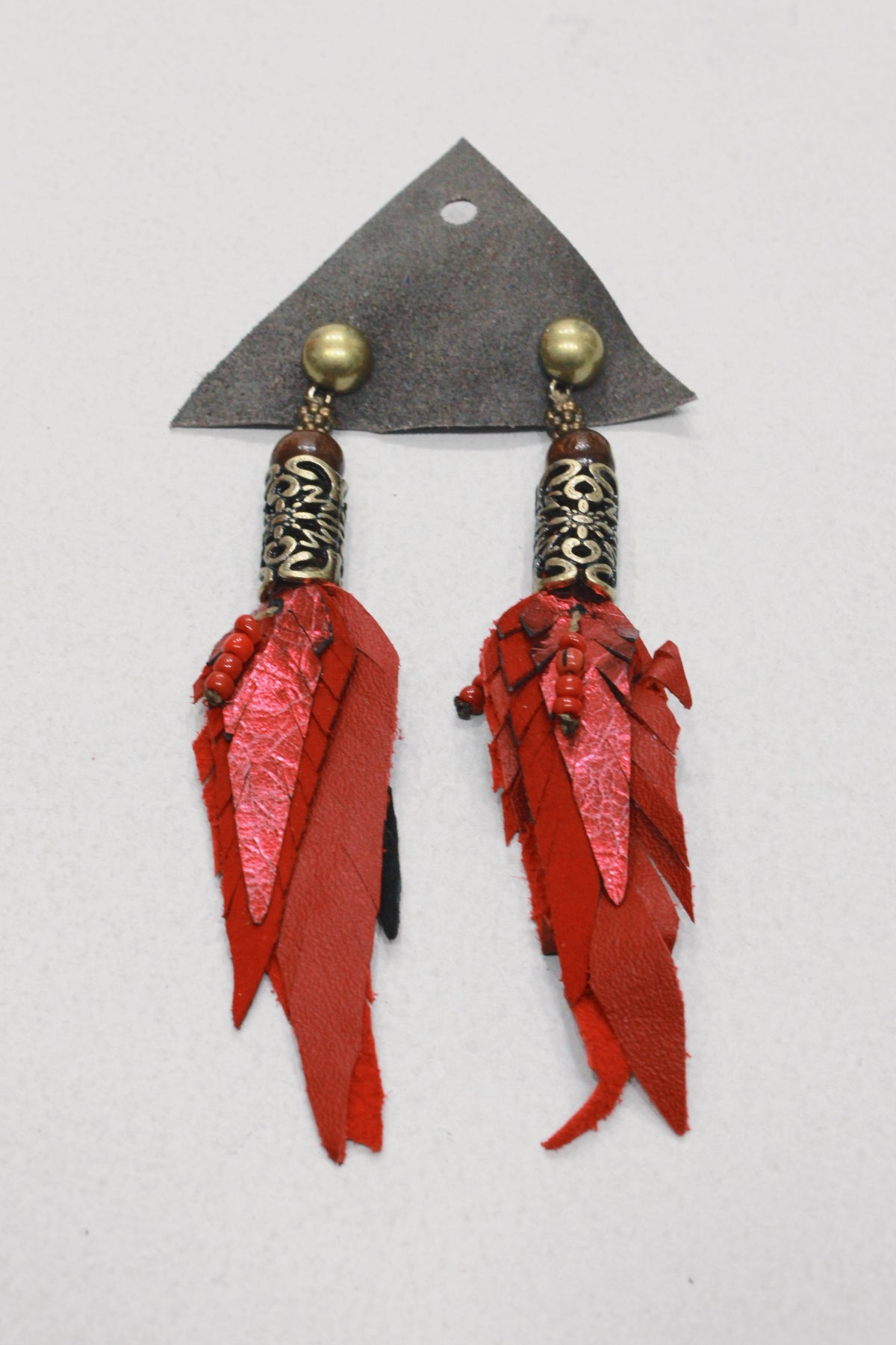 Brinco Artesanal De Couro Vermelho Com Metal Trabalhado Yacamim #654