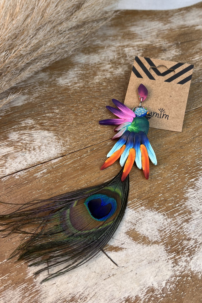 Brinco De Fimo Artesanal Arara Com Pena De Pavão Yacamim #283