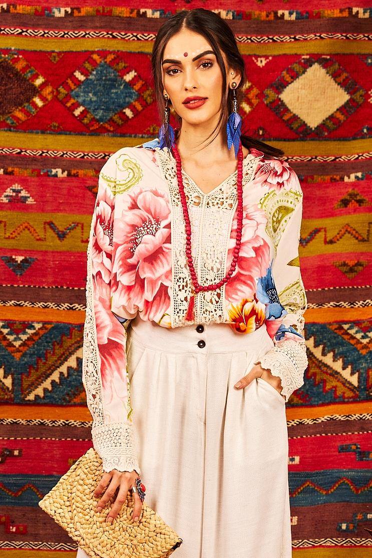 Camisa Ampla Com Mangas Longas E Detalhes De Rendas Bege Estampado Yacamim<br />