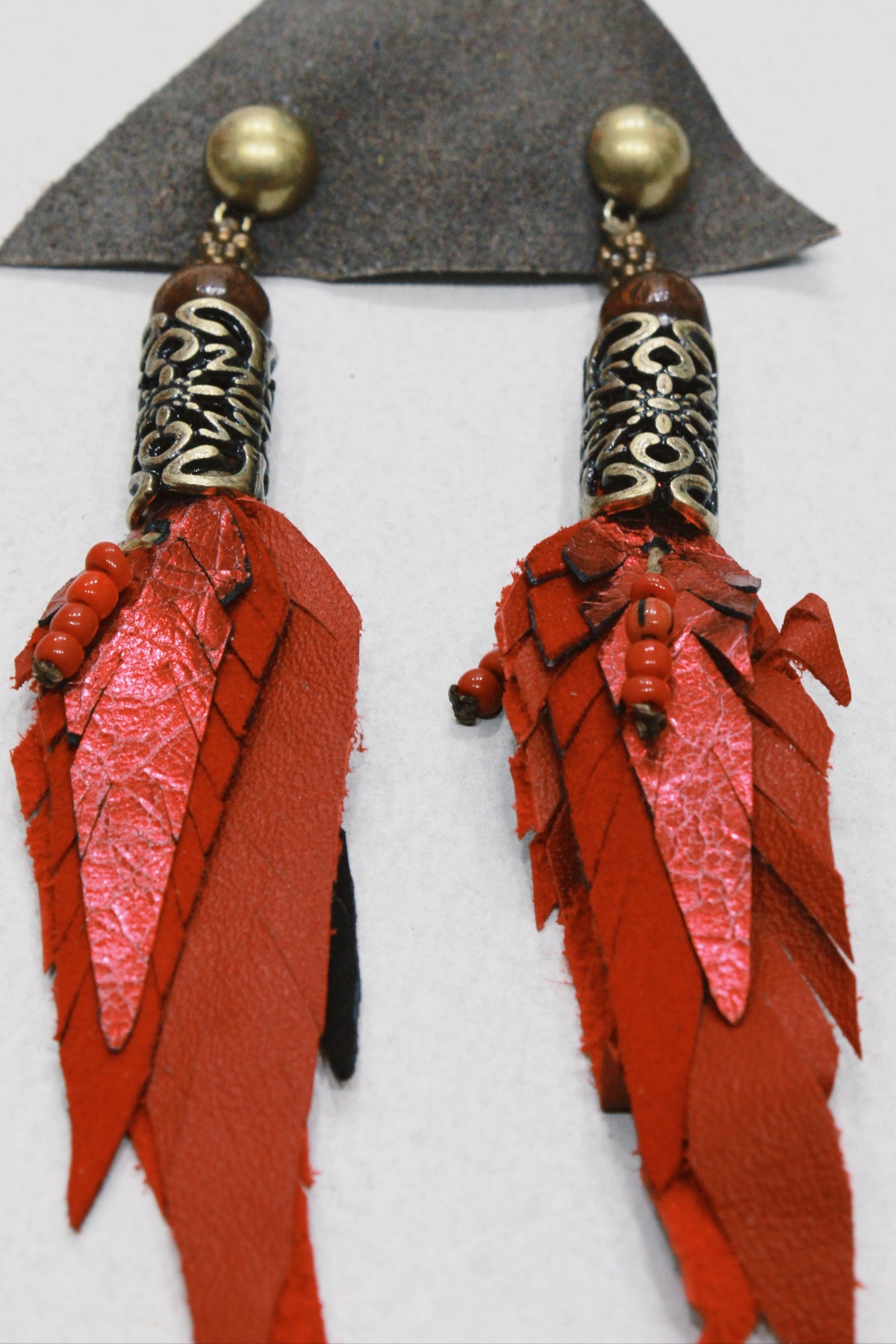 Brinco Artesanal De Couro Vermelho Com Metal Trabalhado Yacamim #654