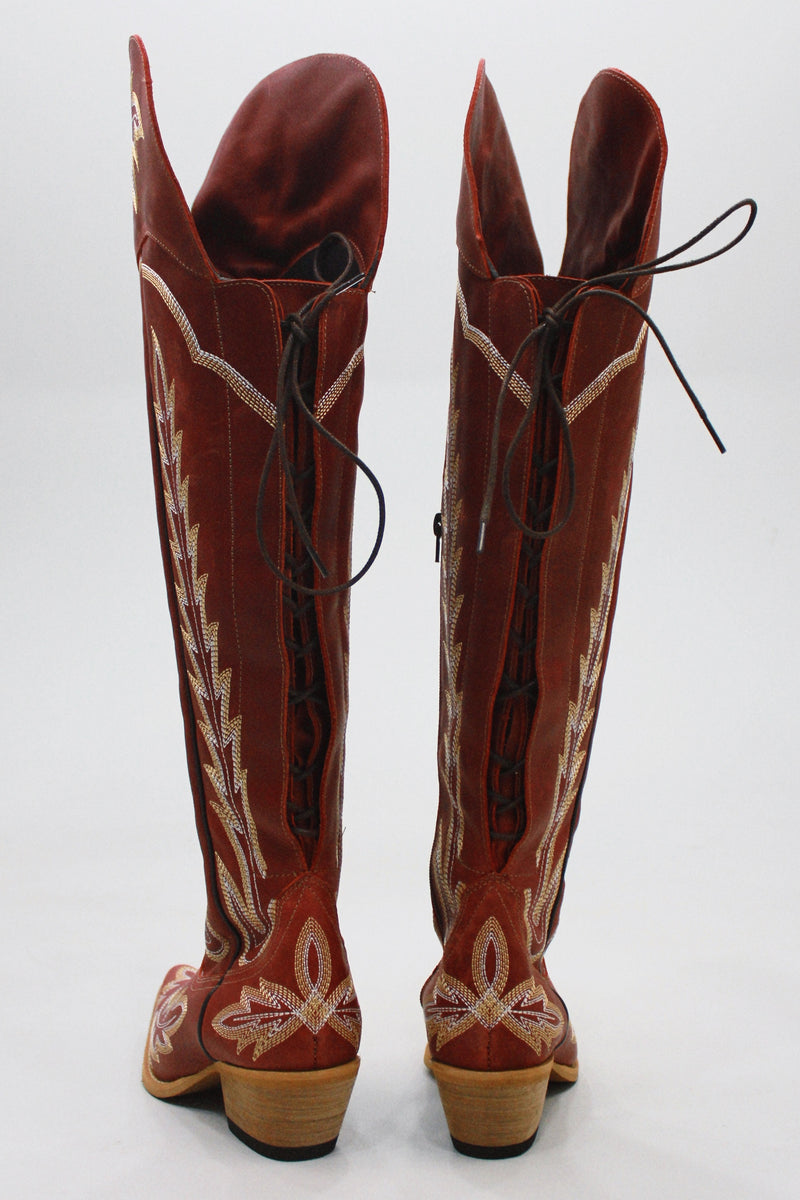 Bota Cano Alto 52cm Bordada Vermelha Yacamim #470