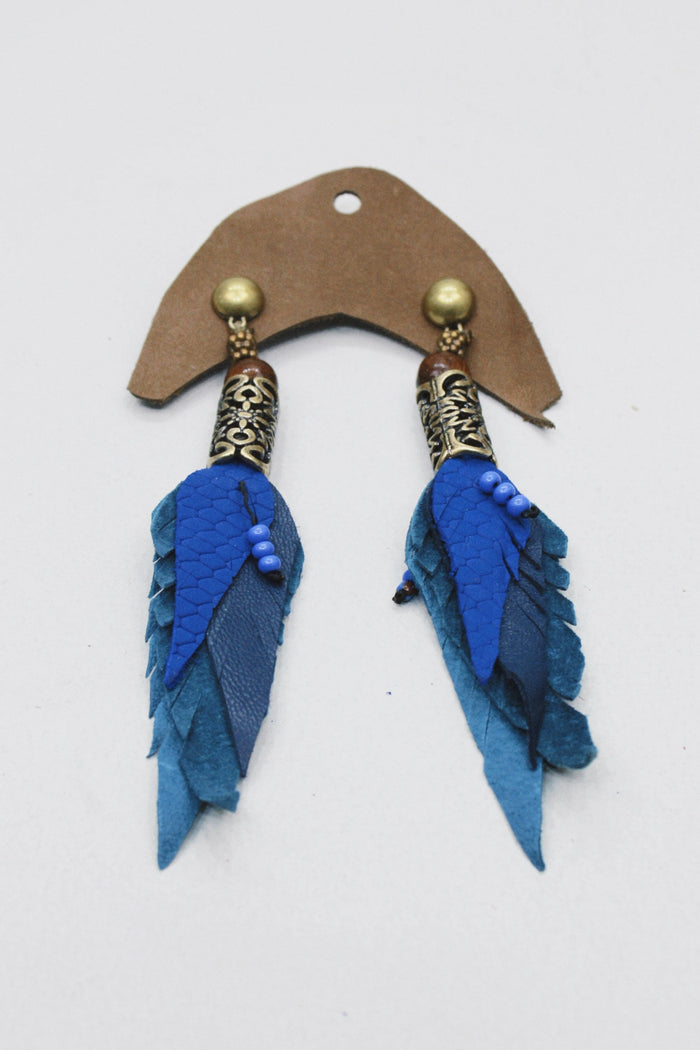 Brinco Artesanal De Couro Azul Com Metal Trabalhado Yacamim #506