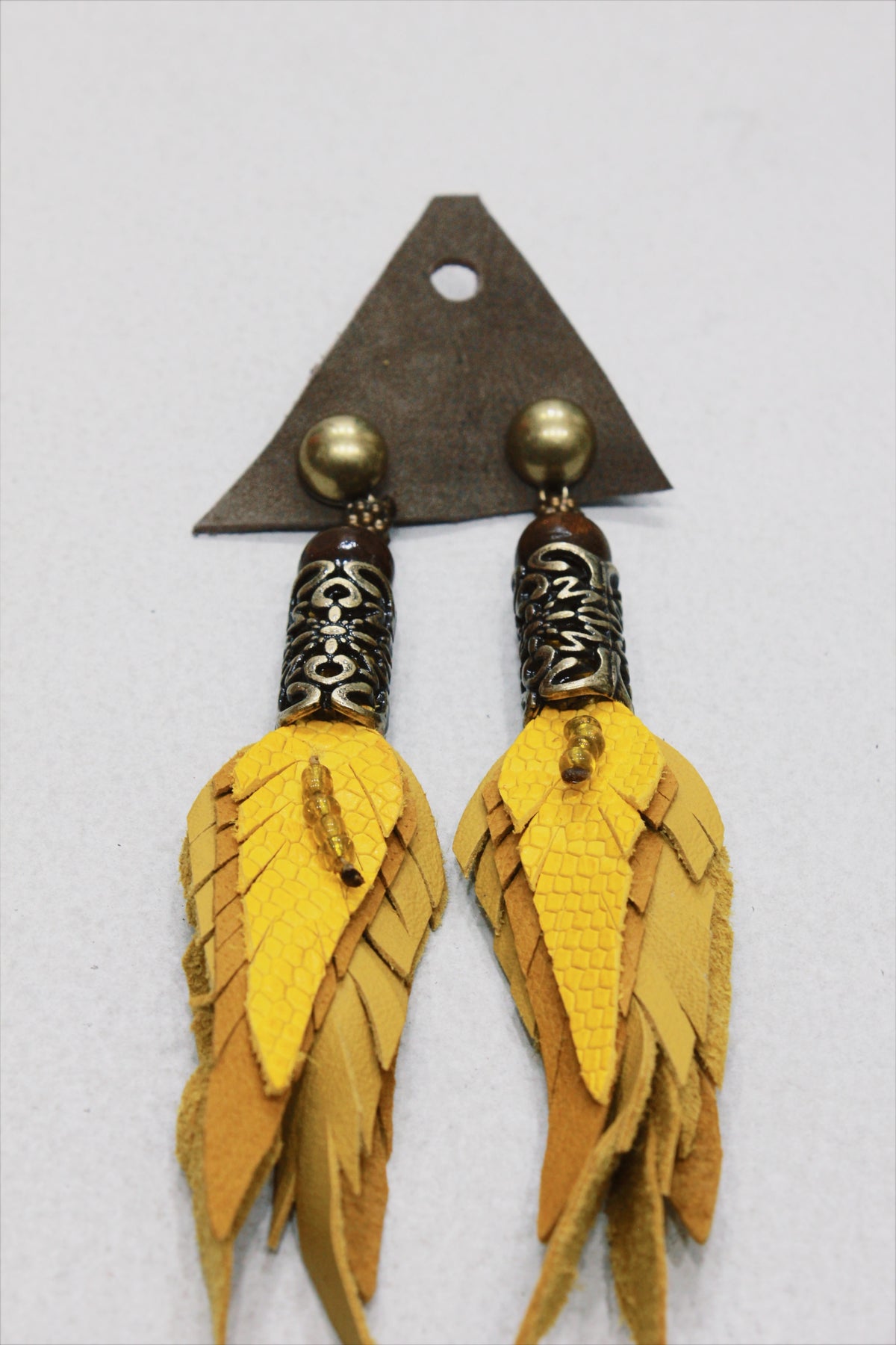 Brinco Artesanal De Couro Amarelo Com Metal Trabalhado Yacamim #648