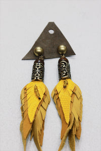 Brinco Artesanal De Couro Amarelo Com Metal Trabalhado Yacamim #648