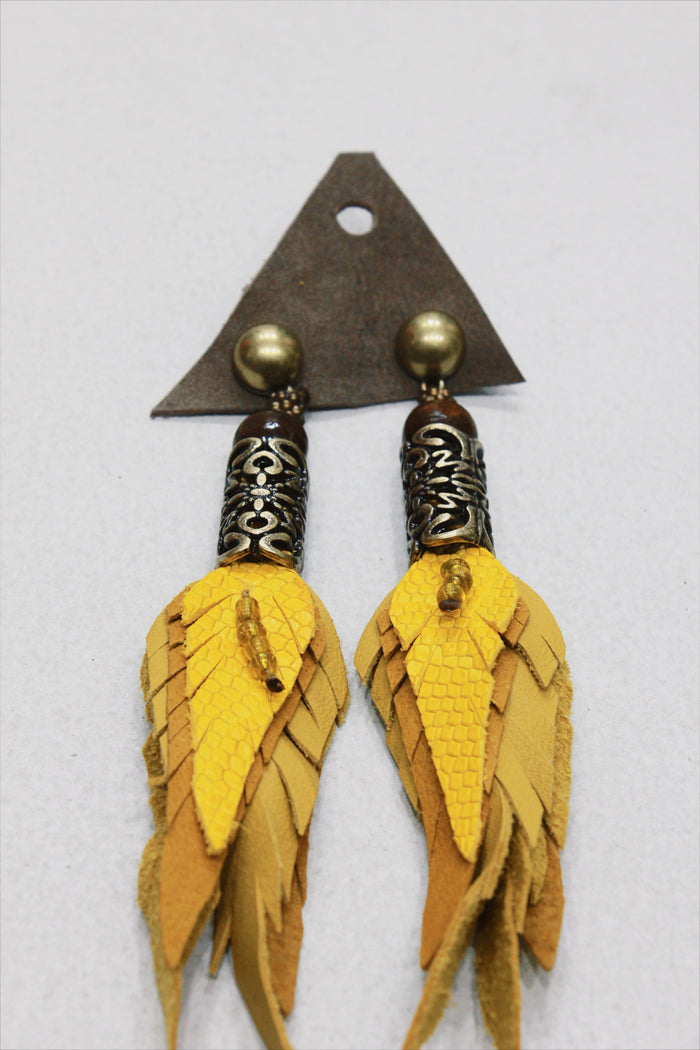 Brinco Artesanal De Couro Amarelo Com Metal Trabalhado Yacamim #648