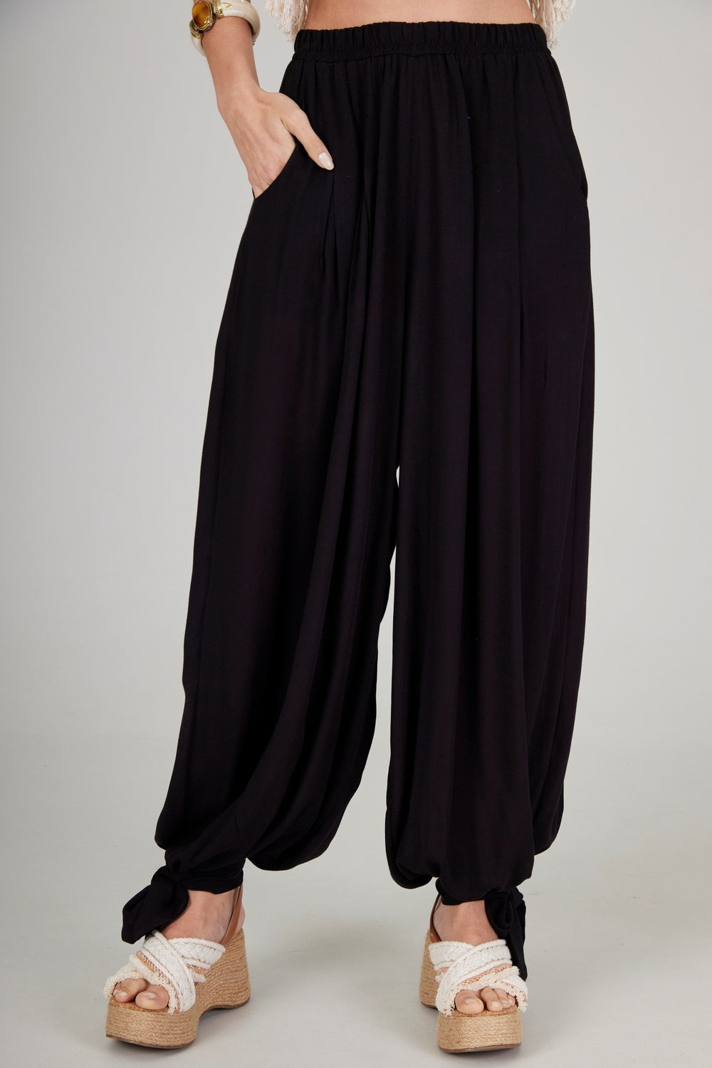 Calça Aladim Com Bolsos Preta Yacamim H1