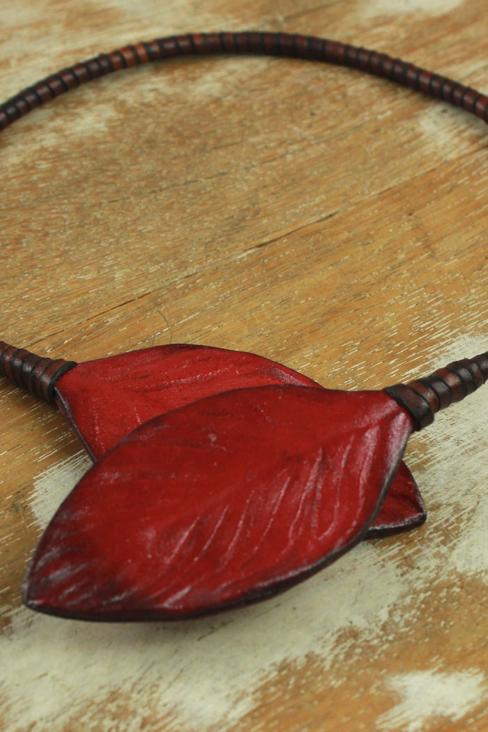 Colar Artesanal Com Folhas De Couro Bordô Yacamim #342