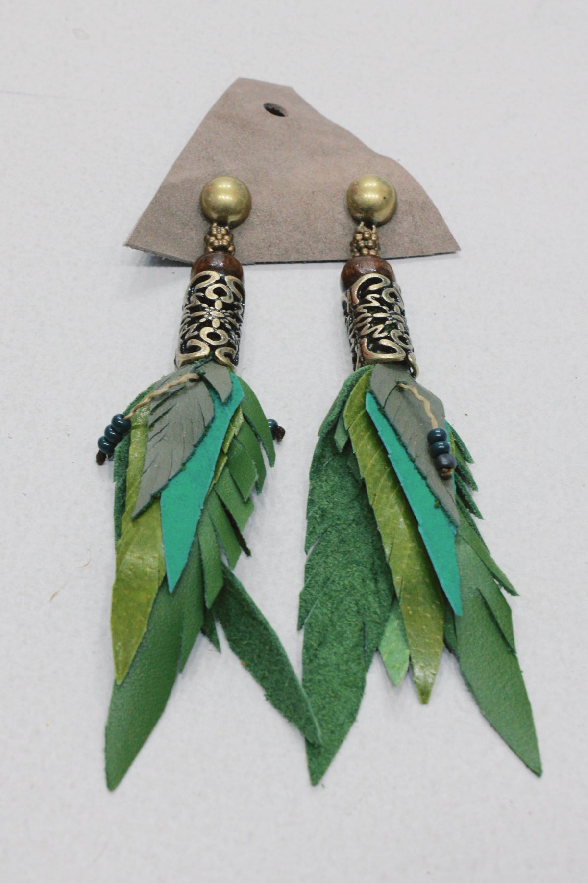 Brinco Artesanal De Couro Verde Com Metal Trabalhado Yacamim #649