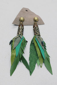 Brinco Artesanal De Couro Verde Com Metal Trabalhado Yacamim #649