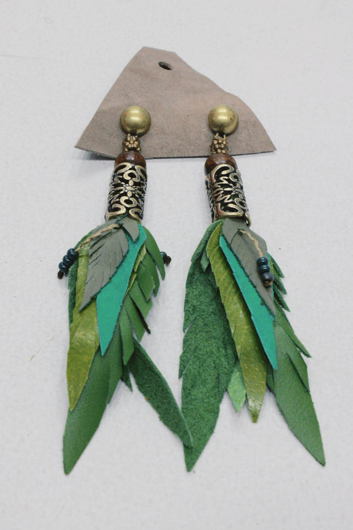 Brinco Artesanal De Couro Verde Com Metal Trabalhado Yacamim #649