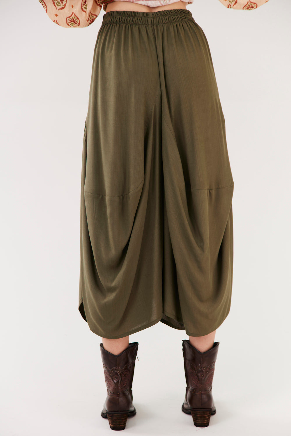 Calça Pantacourt Saruel Com Bolsões Verde Musgo Yacamim H5