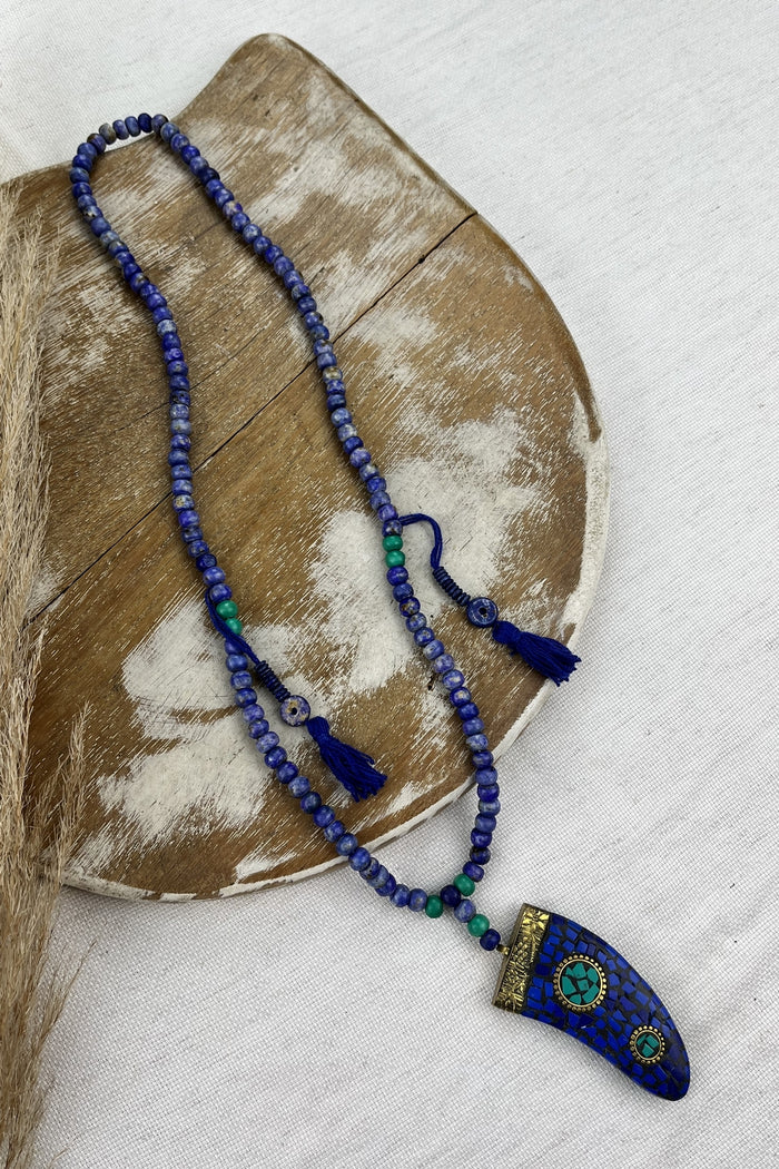 Colar Artesanal Azul Com Pingente De Dente Em Mosaico Yacamim #195