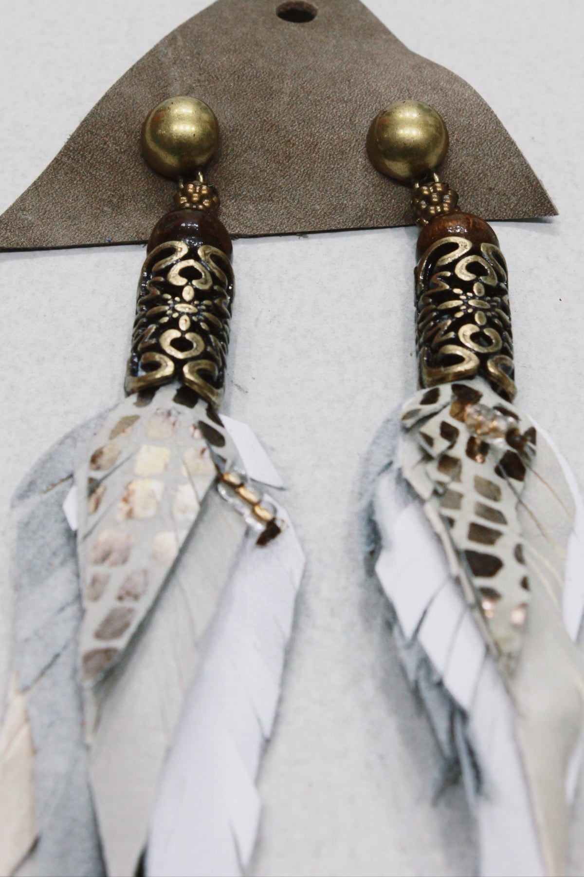 Brinco Artesanal De Couro Cinza Com Metal Trabalhado Yacamim #653