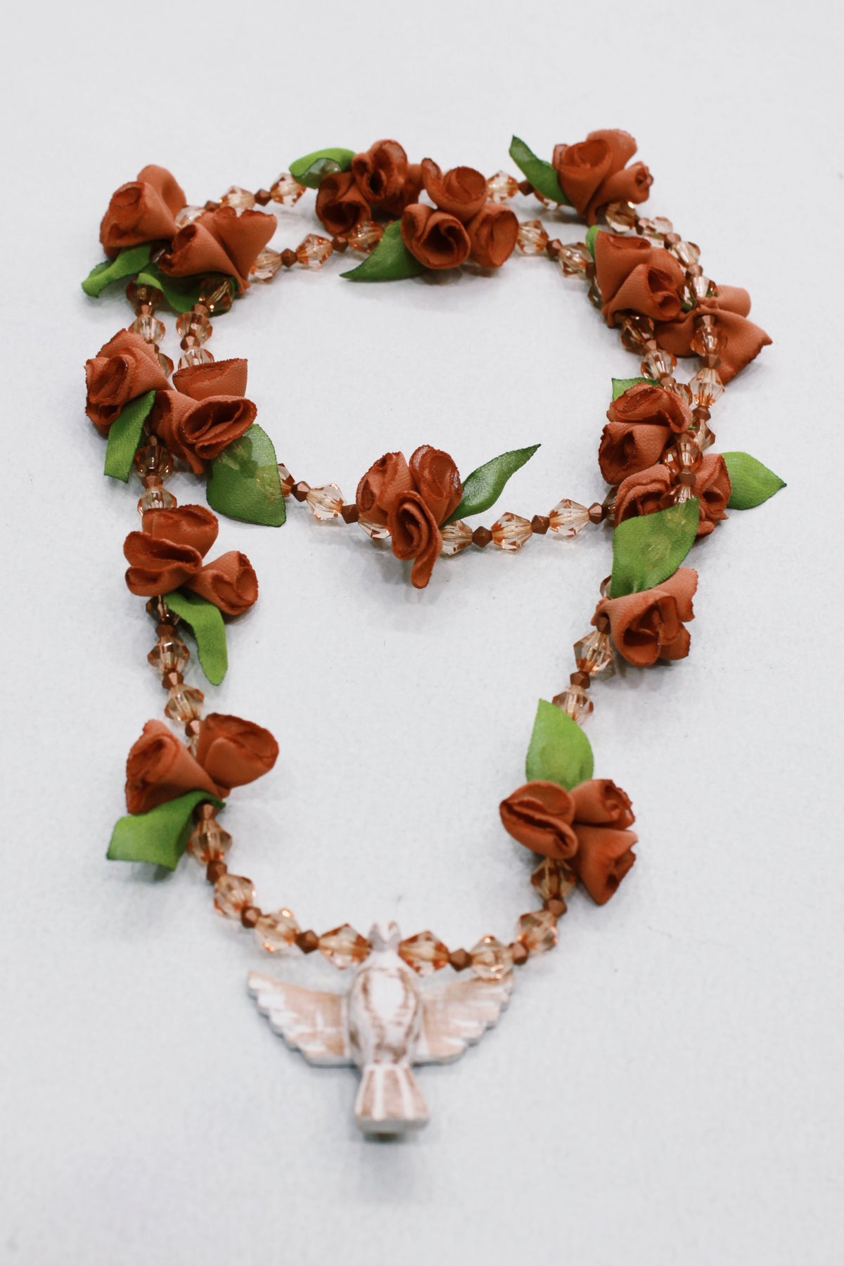 Colar Espírito Santo Flores Marrom Claro Yacamim #553