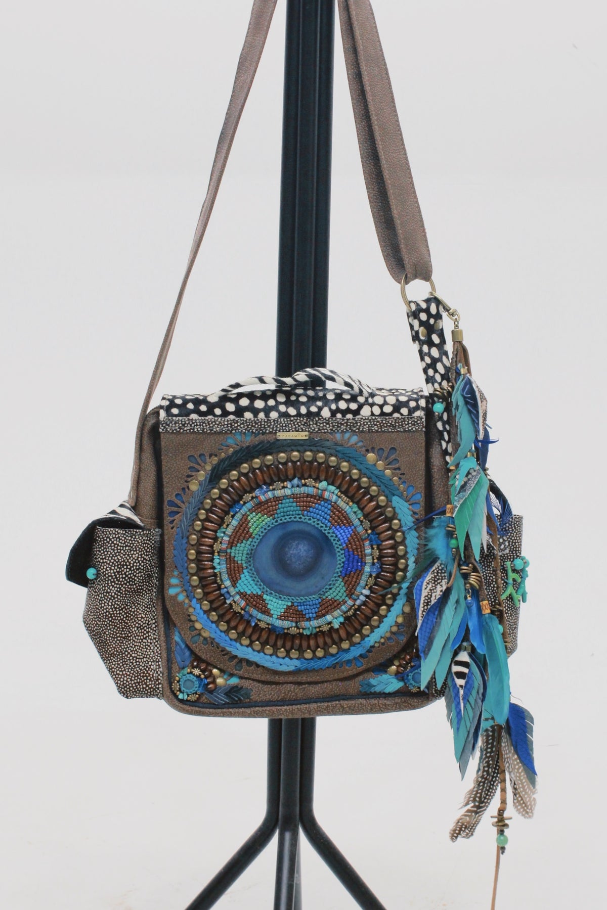 Bolsa De Couro Artesanal Xamã Com Pedra Yacamim #632