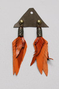 Brinco Artesanal De Couro Laranja Com Metal Trabalhado Yacamim #652