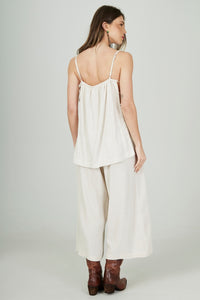 Calça Pantacourt Viscolinho Com Sobreposto Bege Yacamim H4