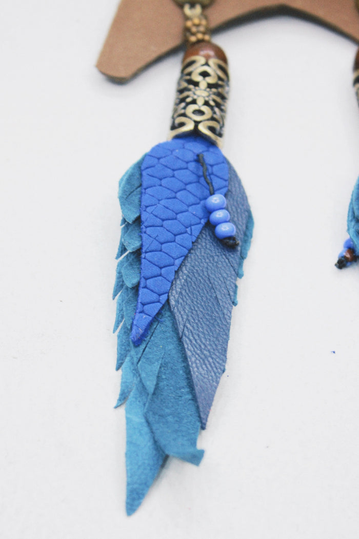 Brinco Artesanal De Couro Azul Com Metal Trabalhado Yacamim #506