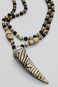 Colar Artesanal Com Pingente De Dente De Madeira Bege Yacamim #621