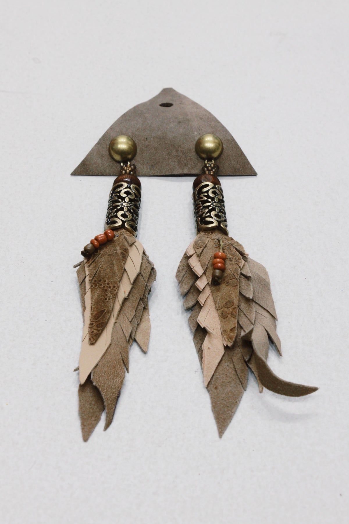 Brinco Artesanal De Couro Marrom Com Metal Trabalhado Yacamim #650