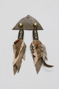 Brinco Artesanal De Couro Marrom Com Metal Trabalhado Yacamim #650