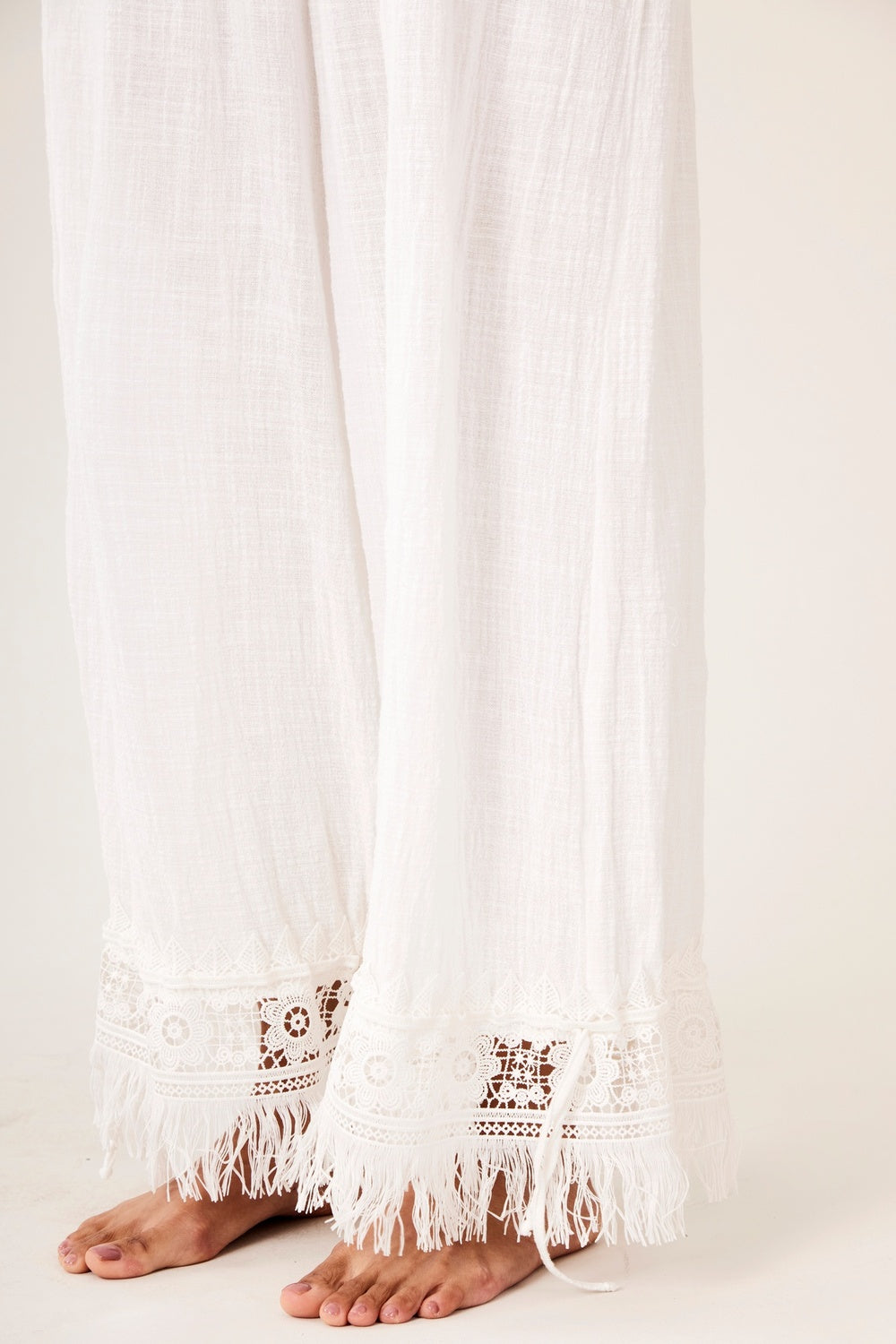 Calça Com Forro E Rendas Na Barra Branco Yacamim G3