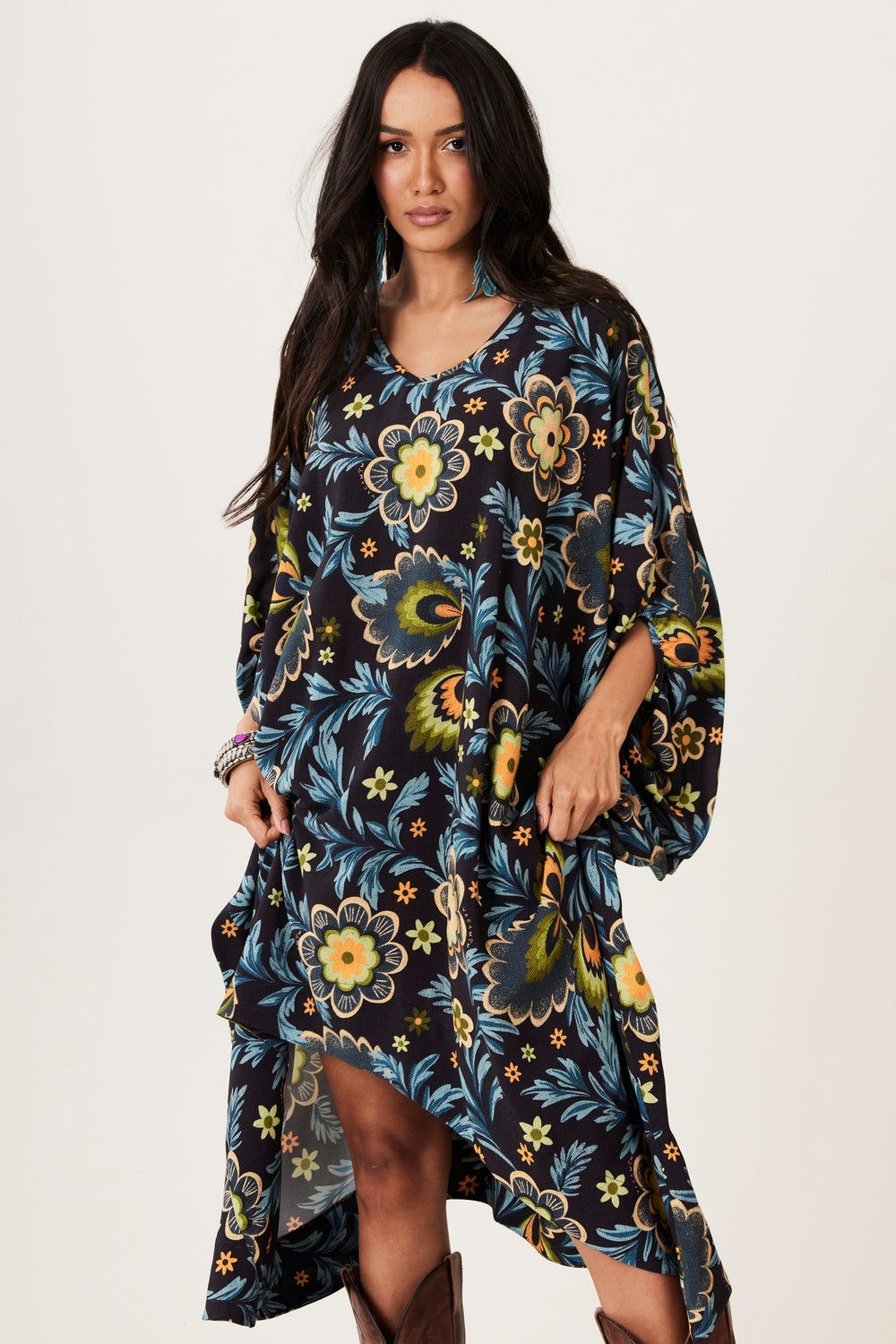 Kaftan Amplo Com Mangas Longas Preto Floral Yacamim J5